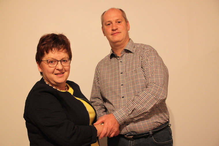 Kreisvorsitzende Brigitte Scharf gratuliert Thomas Döhler zur Landratskandidatur